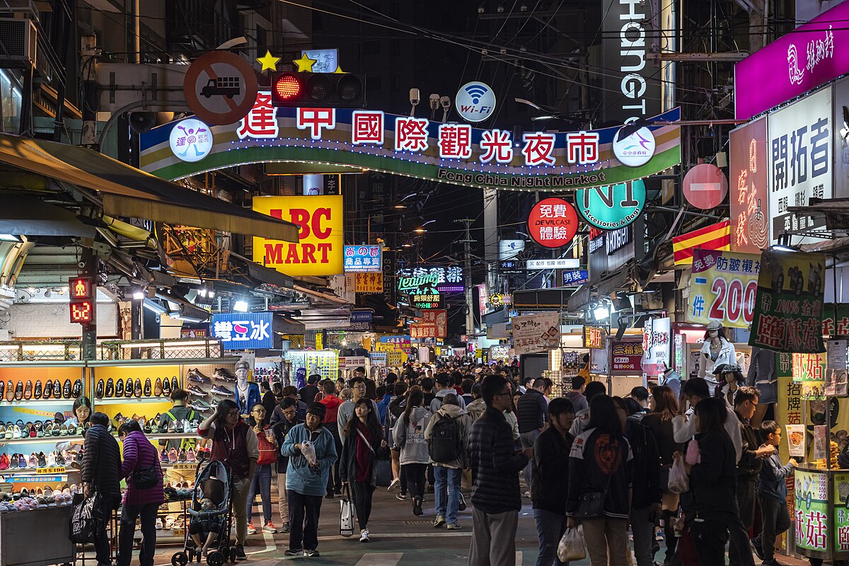 Taichung 14 feng chia night market at entrance